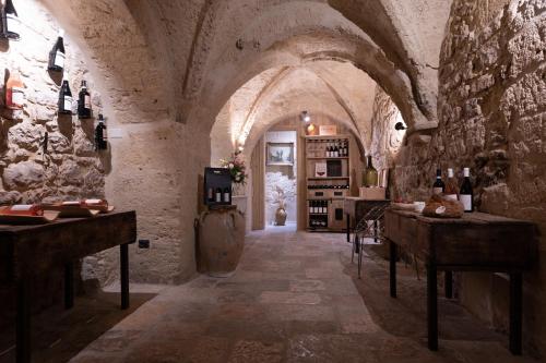 阿尔塔穆拉圣弗朗西斯科住宿加早餐旅馆的一间设有石墙和酒窖的客房