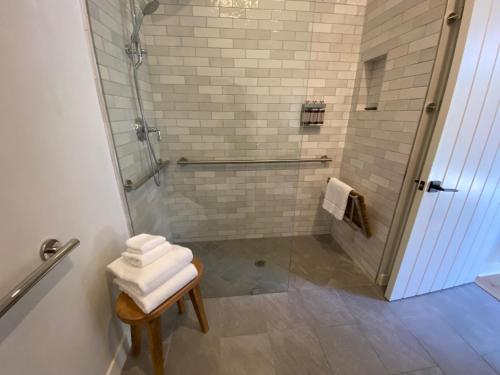 圣巴巴拉Villa Castillo 3的浴室设有淋浴,在凳子上备有白色毛巾