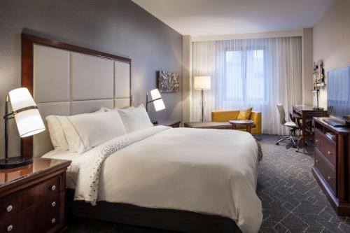 普罗维登斯普罗维登斯市中心万丽酒店的酒店客房设有一张大床和一张书桌。
