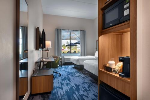 康威Fairfield by Marriott Inn & Suites Coastal Carolina Conway的酒店客房设有两张床和电视。