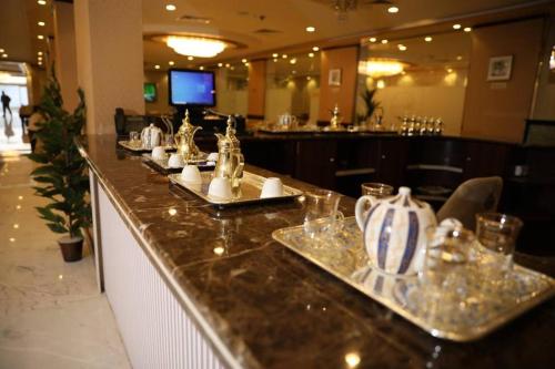 阿尔阿尔فندق هلا اثنين的餐厅内的酒吧,在柜台上供应菜肴