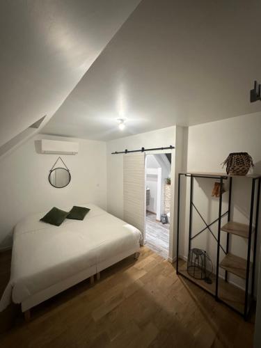 圣阿韦尔坦L’Éden的卧室配有白色的床和楼梯。