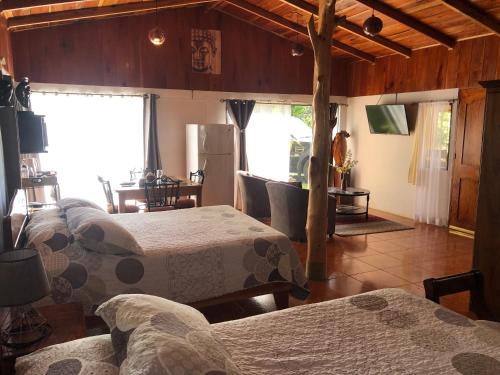 蒙泰韦尔德哥斯达黎加海迪蒙特菲德住宿加早餐旅馆的一间带四张床的卧室和一间带厨房的房间