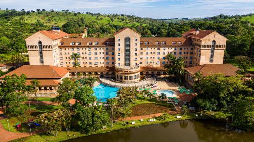 阿拉沙Grande Hotel Termas de Araxá的享有带游泳池的度假村的空中景致