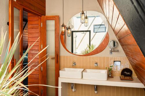 格兰岛Phuzita Kohlarn-ภูศิตา เกาะล้าน的浴室设有2个水槽和镜子