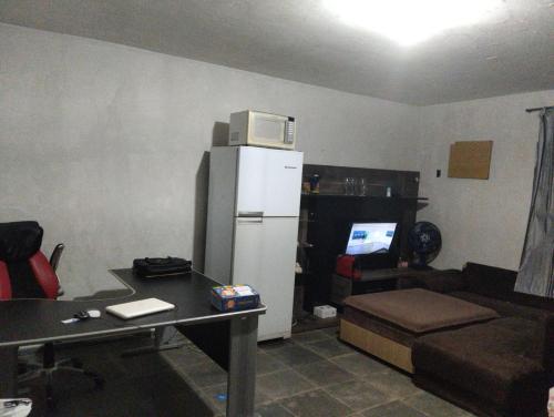 坎皮纳斯Hostel família Campineira的客厅配有冰箱和沙发。