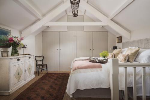 牛顿阿伯特Hawthorn Cottage at Collihole的卧室配有床和白色天花板