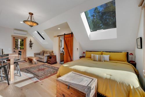 AlbionMendocino Redwood Retreat - Sunrise Cottage的一间卧室配有一张特大号床和一个天窗