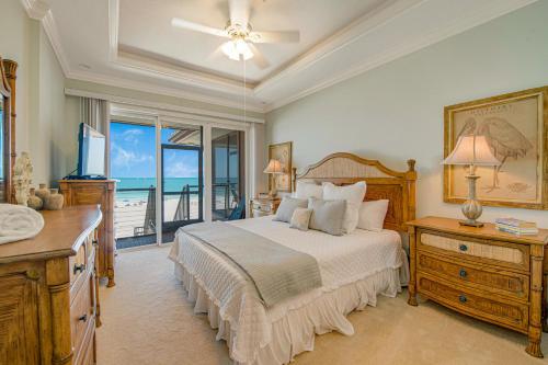 布雷登顿海滩Bradenton Beach Club Unit F的一间卧室设有一张床,享有海景