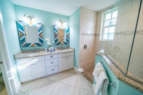 安娜玛丽亚Antigua Bay的一间带两个盥洗盆和淋浴的浴室