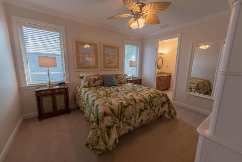 布雷登顿海滩Bayblue的一间卧室配有一张床和吊扇