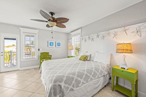 霍姆斯海滩Coral Retreat的一间卧室配有一张床和吊扇