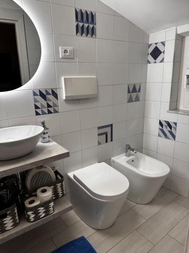 热那亚La Casa di Dory的一间带卫生间和水槽的浴室