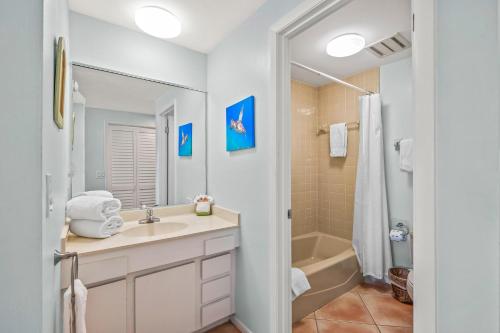 霍姆斯海滩Gulf Shores 106的浴室配有水槽、淋浴和浴缸。