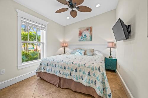 霍姆斯海滩Hawaiian Tide的一间卧室配有一张床和吊扇