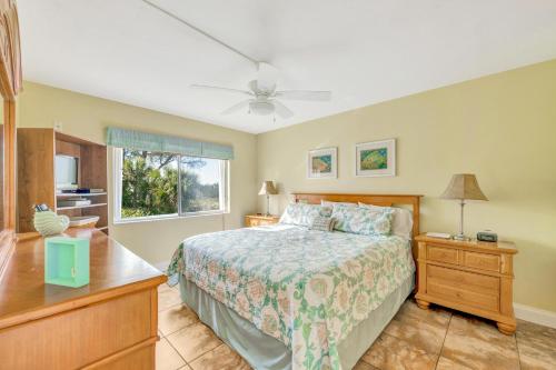 霍姆斯海滩Gulf Sands 102的一间卧室配有一张床、一张书桌和一个窗户。