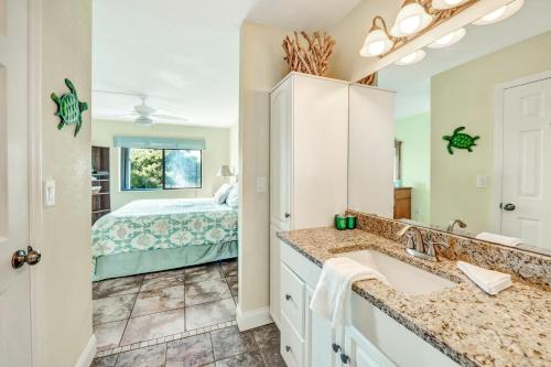 霍姆斯海滩Gulf Sands 102的一间带水槽的浴室和一间带一张床的卧室