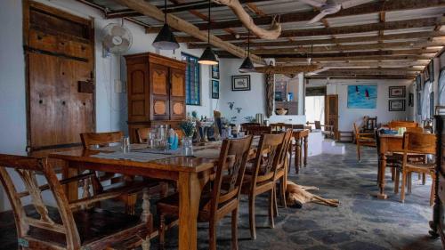 杜蒂戈林Aqua Outback的一间带长桌和椅子的用餐室