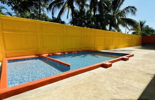 锡瓦塔塔内霍Hotel Posada Purépechas的一个带黄色围栏的游泳池