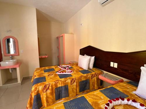 锡瓦塔塔内霍Hotel Posada Purépechas的一间卧室配有一张带黄色和蓝色被子的床