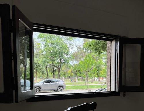 圣地亚哥-德尔埃斯特罗Casa Céntrica totalmente equipada !!!的停车场内停车位的窗户