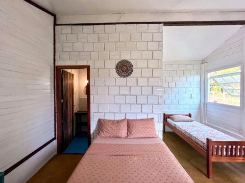 迪奥戈Vila Flor Eco Centro的客房设有两张床和窗户。