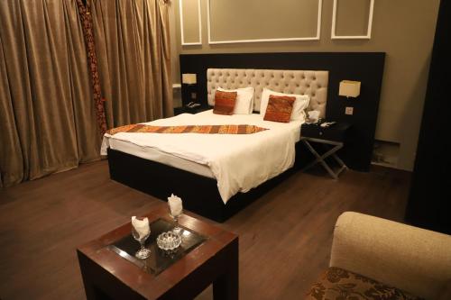 伊斯兰堡Winter Hotel的酒店客房配有一张床铺和一张桌子。