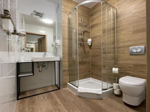 科沃布热格Miejsca noclegowe w Arka Medical SPA的带淋浴、卫生间和盥洗盆的浴室