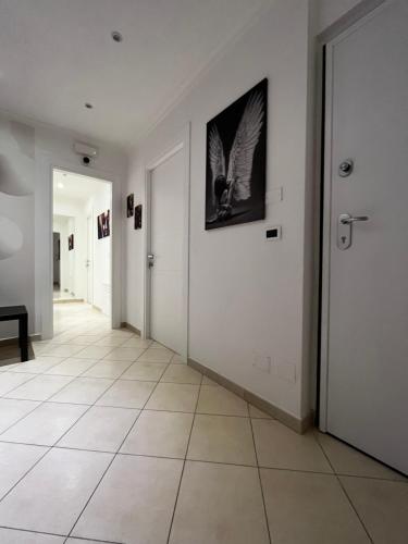 福贾BRUMARI的走廊设有白色门,铺有瓷砖地板。