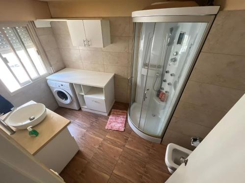蒙得维的亚Apartamento en Pocitos的带淋浴和卫生间的小浴室