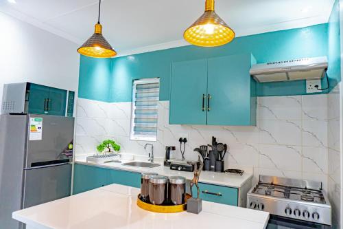 比勒陀利亚Homes of Ace Gold的厨房配有蓝色橱柜和白色台面