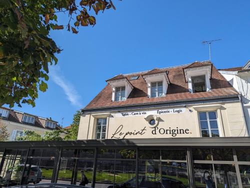 马尔利勒鲁瓦Le Logis d'Origine.的带有餐厅标志的建筑