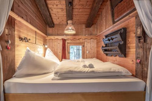 迈尔霍芬Kitzkopf Hütte的小木屋内一间卧室,配有一张床