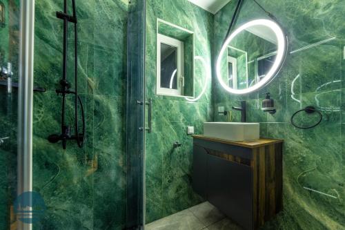 贝拉内Apartments Ivangrad的一间带水槽和淋浴的浴室