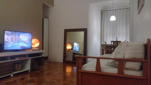 里约热内卢Solar Del Passo的客厅配有床和平面电视