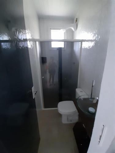 巴拉那州蓬塔尔Mini Casa Chácara Zulin's - AMOR E ACONCHEGO的一间带卫生间和水槽的浴室