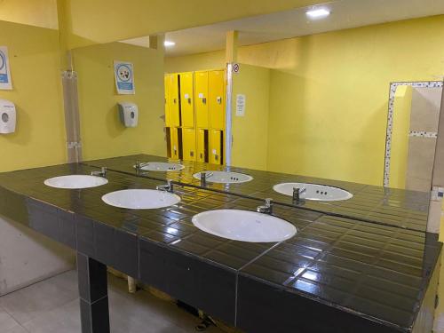 埃博森Big Hostel的公共浴室里的一排盥洗盆