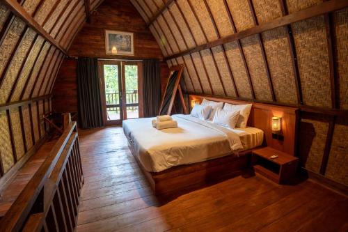 龙目岛库塔RaCottage Mandalika的小木屋内一间卧室,配有一张床