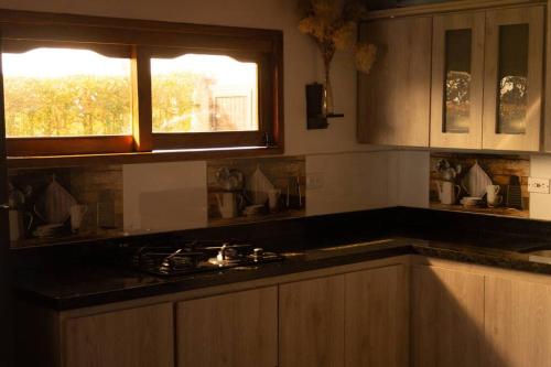 Carmen de ViboralMirador Rivera Tu Hogar en Antioquia的厨房配有炉灶和窗户。
