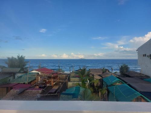 CalataganKua's Pad Batangas Tent的海滩上可欣赏到海景