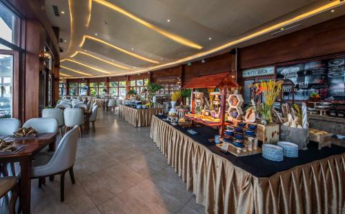 芽庄Hon Tam Resort的餐厅设有酒吧,配有桌椅