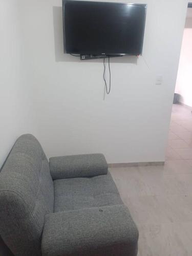 GómezExcelente hogar para descansar的带沙发和平面电视的客厅