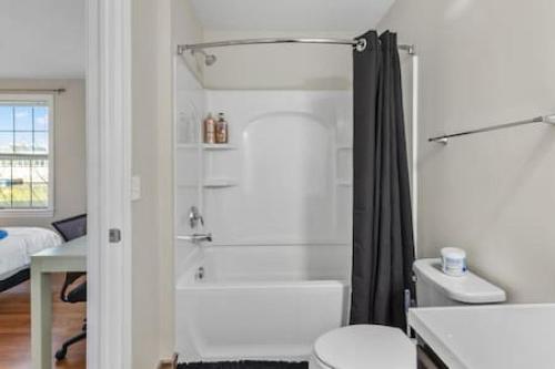 底特律Affordable 1-BR by DMC Detroit的带浴缸、卫生间和淋浴的浴室。
