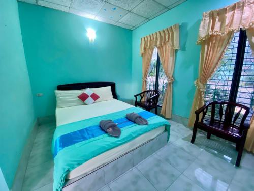 Ban Samnak PlingThungtako Resort的一间卧室配有一张蓝色墙壁和窗户的床