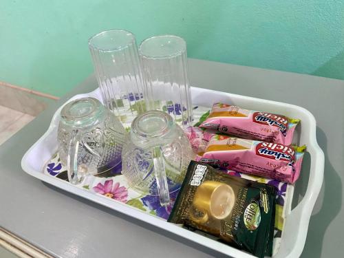 Ban Samnak PlingThungtako Resort的装满糖果和空玻璃瓶的容器