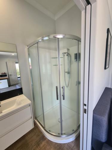 蒂阿瓦穆图Bonnie Doone的小型浴室设有玻璃淋浴间和水槽
