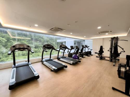 丹绒亚路M Suite Homestay, Aeropod Sovo Kota Kinabalu的一间健身房,里面设有一排跑步道