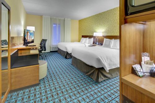 阿什维尔Fairfield Inn & Suites by Marriott Asheville Tunnel Road的酒店客房设有两张床和一台平面电视。