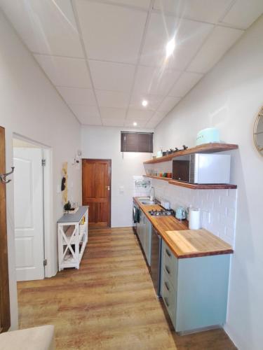 帕尔The Stetson的厨房拥有白色的墙壁和木地板