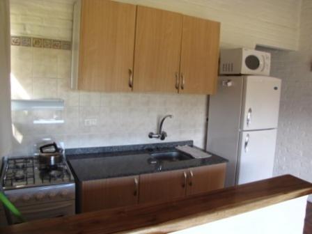 皮里亚波利斯卡萨7塞罗斯度假屋的厨房配有水槽、炉灶和冰箱